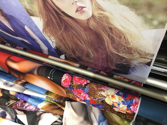 Cyfrowa automatyczna maszyna do drukowania tkanin na zewnątrz i wewnątrz dla flag wyświetlaczy