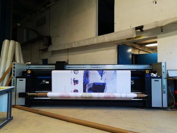 Dokładna cyfrowa maszyna do drukowania na tkaninach Maksymalna szerokość drukowania 2300 mm z ciągłym działaniem